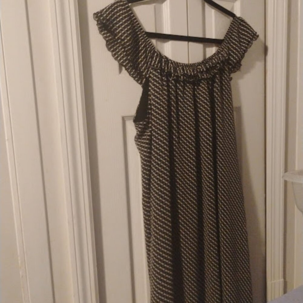Old Navy Women's Off-Shoulder Ruffle Dress in Black & White Chevron Size L